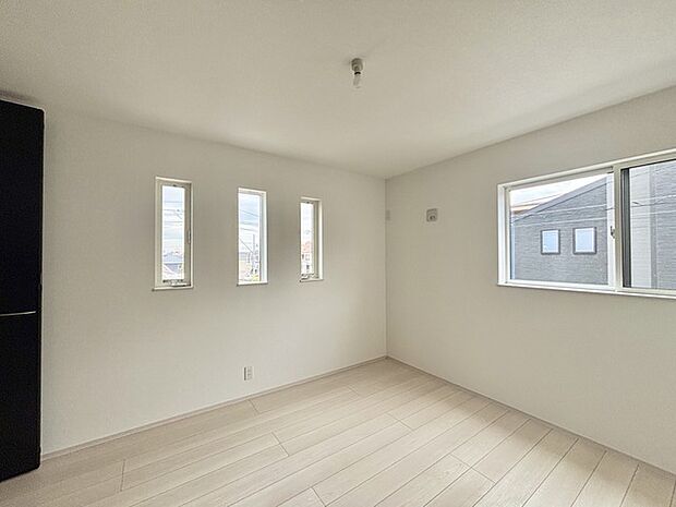 衣類の整理整頓に嬉しいクローゼット付きのお部屋。お子様のお部屋としても便利です。