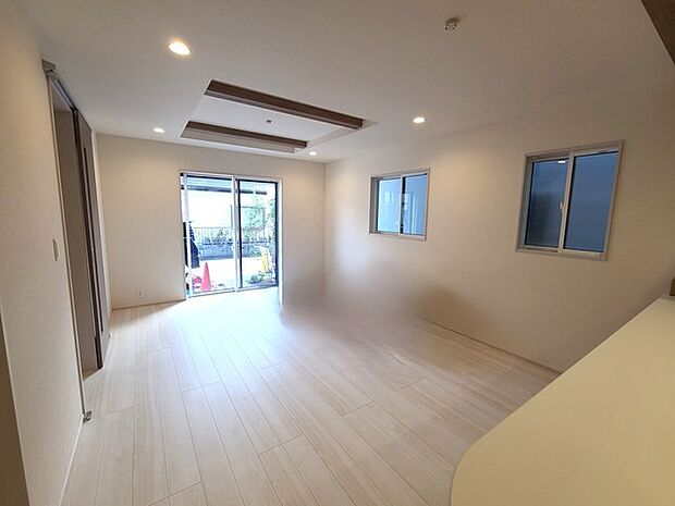 家族団欒のリビング。陽光差し込む食卓には家族の会話とスマイルが溢れます。いつまでもここで食卓を囲みたくなる、そう感じさせてくれるスペース。 