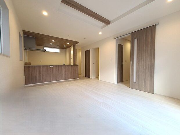 夕食の時間。家族、友人、両親、親戚との会話がより料理を美味しくしてくれる。あっという間に時間が過ぎてしまう居心地の良さは、普段はほっとする空間としてここにあります。 