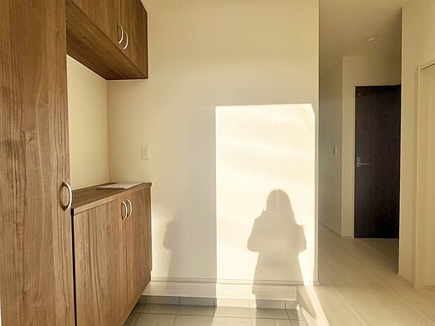 玄関はおうちの顔とも呼ばれる重要な場所!明るくスッキリと見える空間で住まう人を見送り、出迎えてくれます。