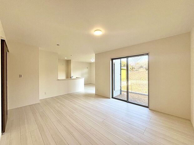 家族団欒のリビング。陽光差し込む食卓には家族の会話とスマイルが溢れます。いつまでもここで食卓を囲みたくなる、そう感じさせてくれるスペース。