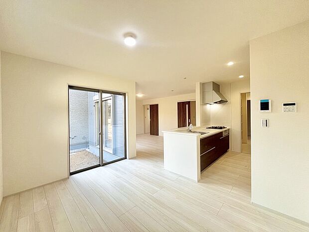 家族団欒のリビング。陽光差し込む食卓には家族の会話とスマイルが溢れます。いつまでもここで食卓を囲みたくなる、そう感じさせてくれるスペース。