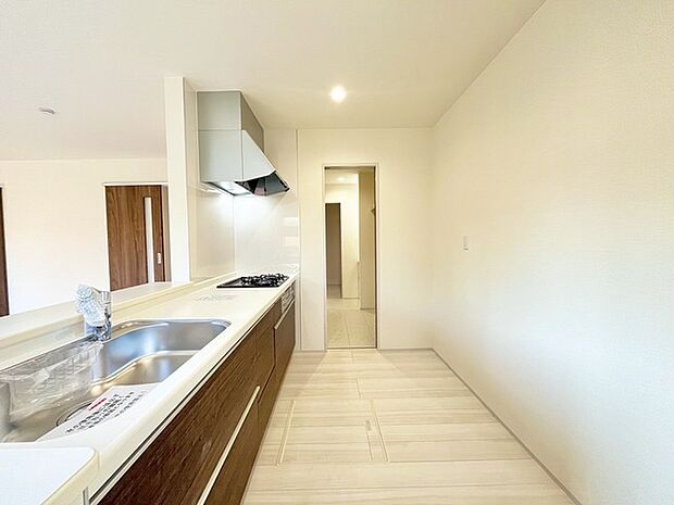 リビングにいる家族の顔が見渡せるカウンターキッチン。お料理もより一層おいしく、楽しく。食器棚を背面に設置しても十分な広さを確保しています。