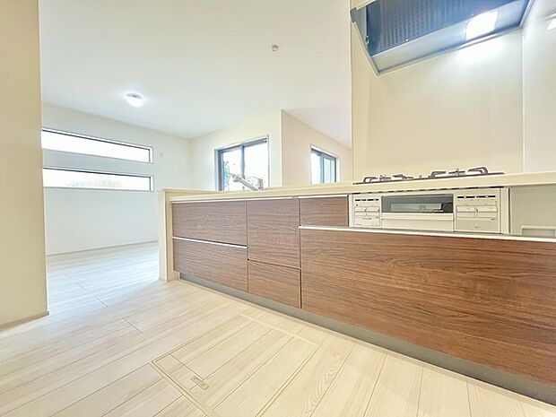 収納量豊富なシステムキッチン。明るい光が差し込む窓も調味料置き場などに役立ちます。カウンターキッチンと違い、背面を広く使えるので自由度が高いのも嬉しいですね。