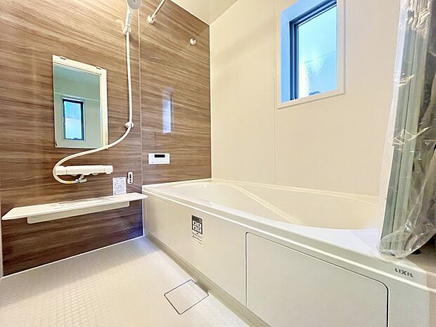 落ち着いた色味の浴室で1日の疲れをゆっくりと癒してください。