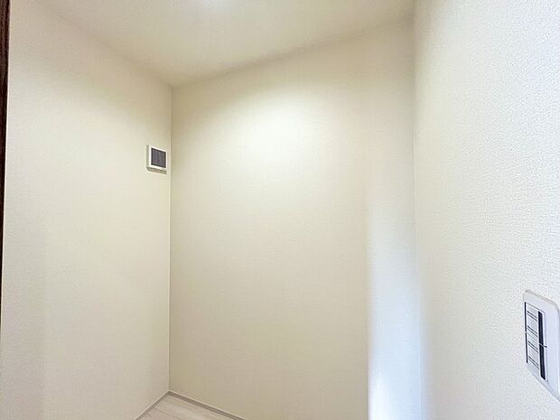 広々収納で、仕事着、普段着をまとめて収納できます。