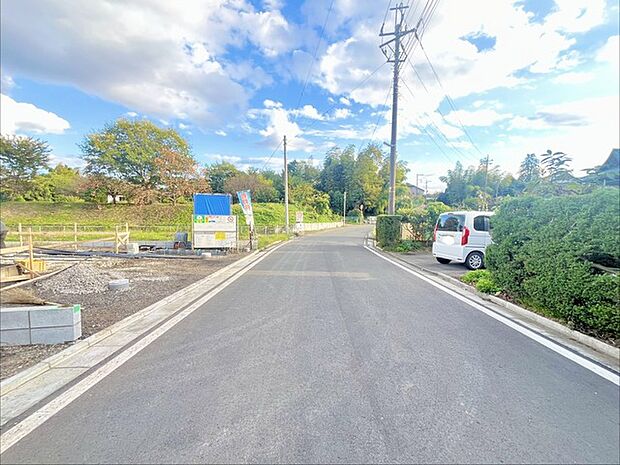 前面道路は広く、駐車がしやすいです。駐車スペース2台分ございます。