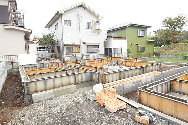 五感で感じる、現地でしかわからない事も沢山ございます。周辺環境なども一緒にご案内いたしますのでお気軽にお問合せください。 戸建てが立ち並ぶ静かな住宅街。