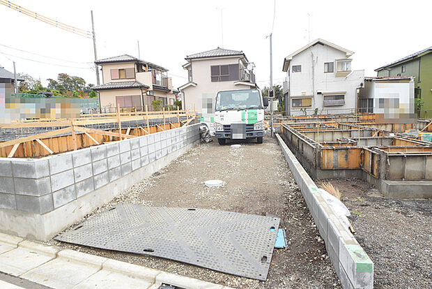 セカンドカーや来客時にも便利なカースペース2台分ございます。 