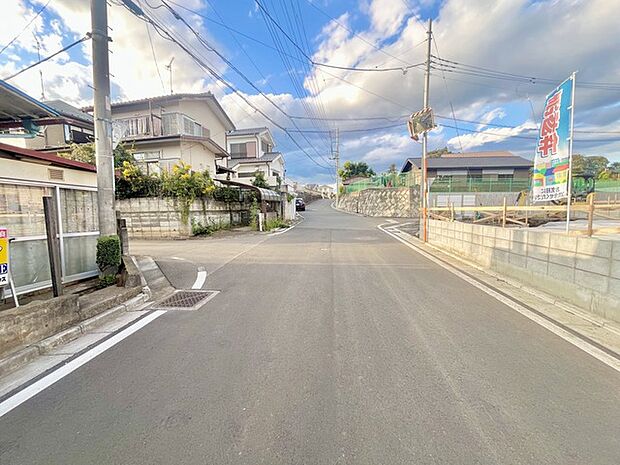 6m幅員の道路に面しておりお車の運転が苦手な方でも安心して出入りいただけます。