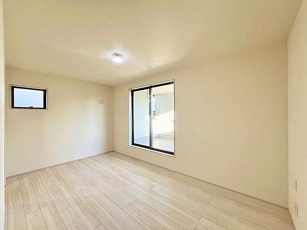 大きな開口部から明るい光が差し込む、日中の室内の明るさがこの部屋の魅力です。