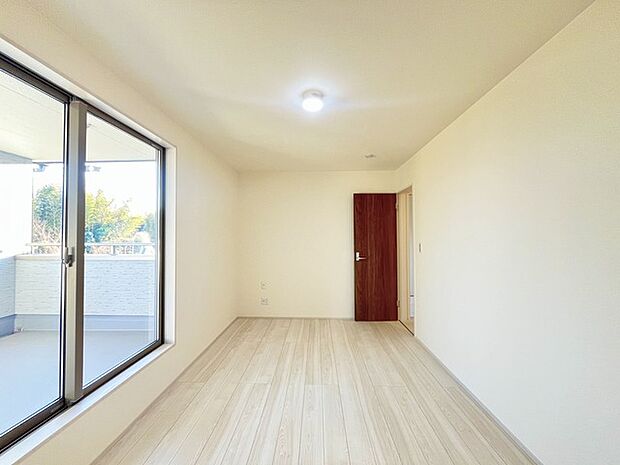 大きな開口部から明るい光が差し込む、日中の室内の明るさがこの部屋の魅力です。