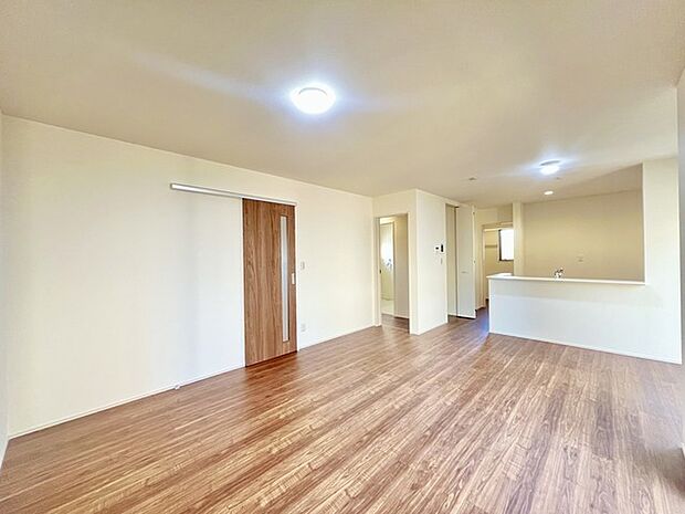 家族団欒のリビング。陽光差し込む食卓には家族の会話とスマイルが溢れます。いつまでもここで食卓を囲みたくなる、そう感じさせてくれるスペース。