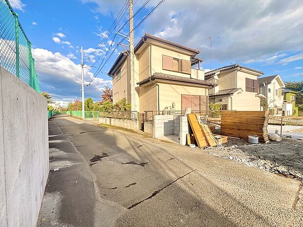 前面道路は広く、駐車がしやすいです。駐車スペース2台分ございます。 