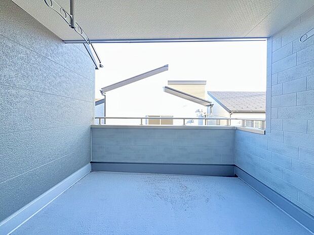 プライバシーを確保しやすい広々としたインナーバルコニー。雨天時でも洗濯物が濡れることなく安心です。