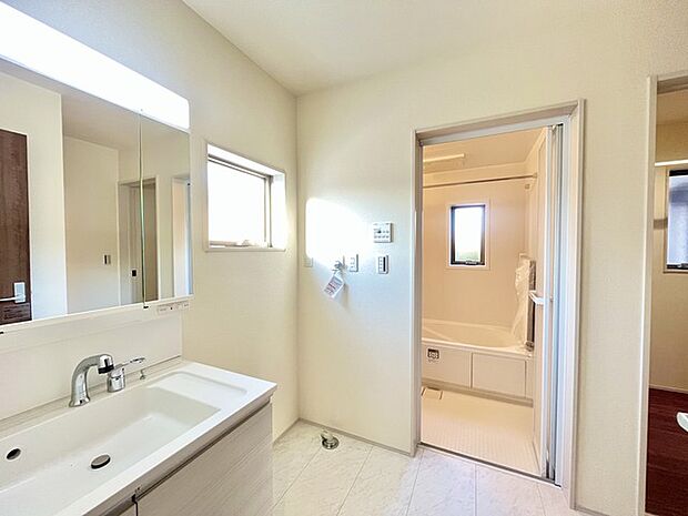 使い勝手の良い洗面台、窓があることで換気もしやすく清潔感のある空間を保てます。