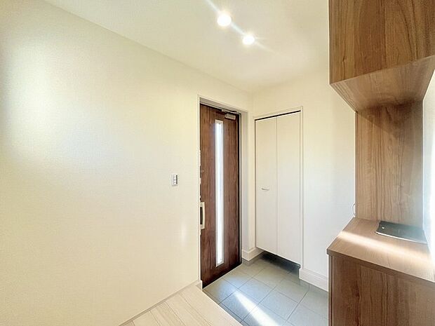 お客様をお迎えする玄関、お家の出入りもスムーズに行えます。