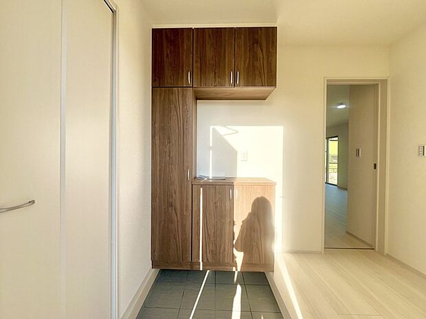 玄関はおうちの顔とも呼ばれる重要な場所!明るくスッキリと見える空間で住まう人を見送り、出迎えてくれます。