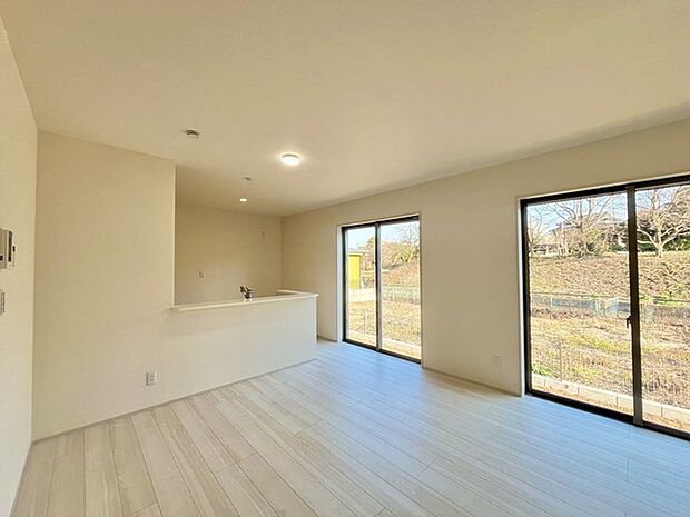 家族や友人、両親、親戚とこれから沢山の時間を紡ぐのだろう。そこを彩るのは窓から見える青い空、心地よい緑。そんなイメージが膨らむリビングスペース。