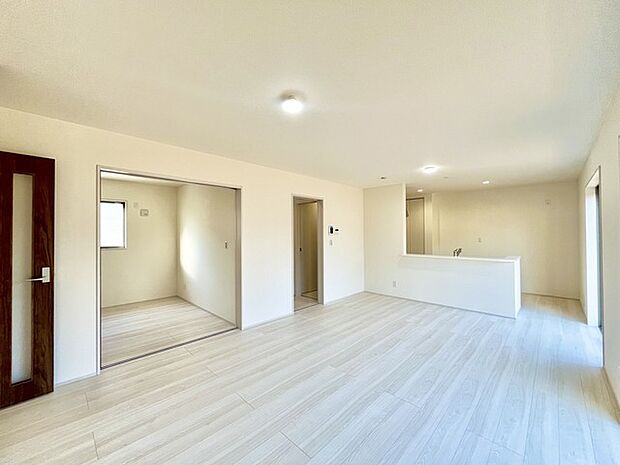 家族団欒のリビング。陽光差し込む食卓には家族の会話とスマイルが溢れます。いつまでもここで食卓を囲みたくなる、そう感じさせてくれるスペース。