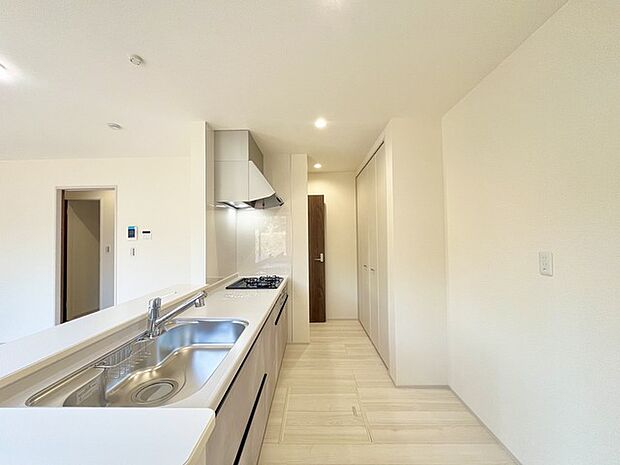 リビングにいる家族の顔が見渡せるカウンターキッチン。お料理もより一層おいしく、楽しく。食器棚を背面に設置しても十分な広さを確保しています。