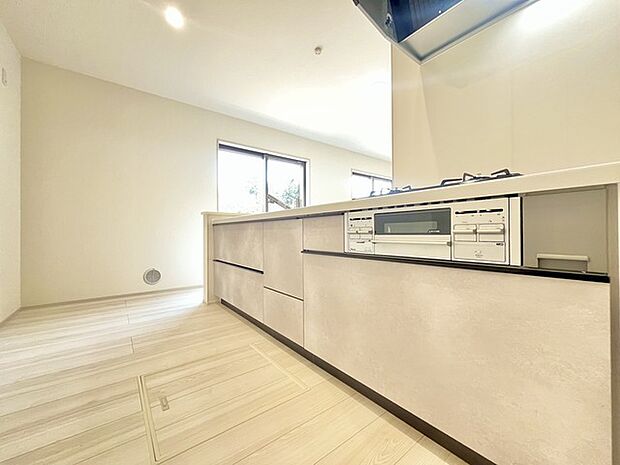 リビングにいる家族の顔が見渡せるカウンターキッチン。お料理もより一層おいしく、楽しく。食器棚を背面に設置しても十分な広さを確保しています。