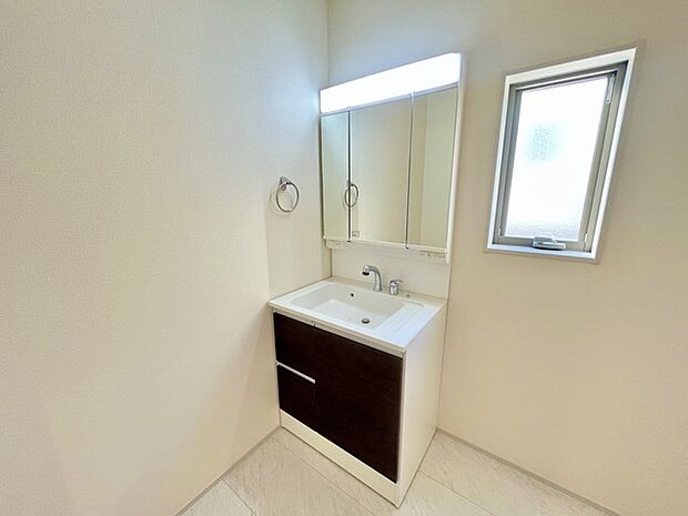 お出かけ前の身だしなみに一歩差がつく三面鏡。ミラー裏にはたっぷり収納もございます。