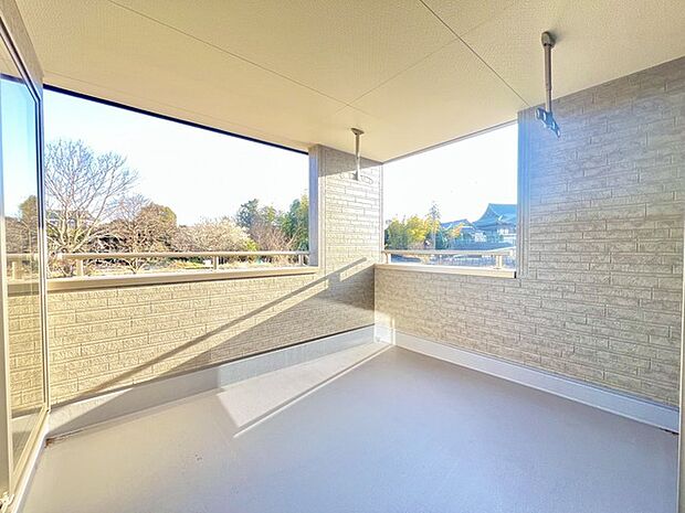 プライバシーを確保しやすい広々としたインナーバルコニー。雨天時でも洗濯物が濡れることなく安心です。