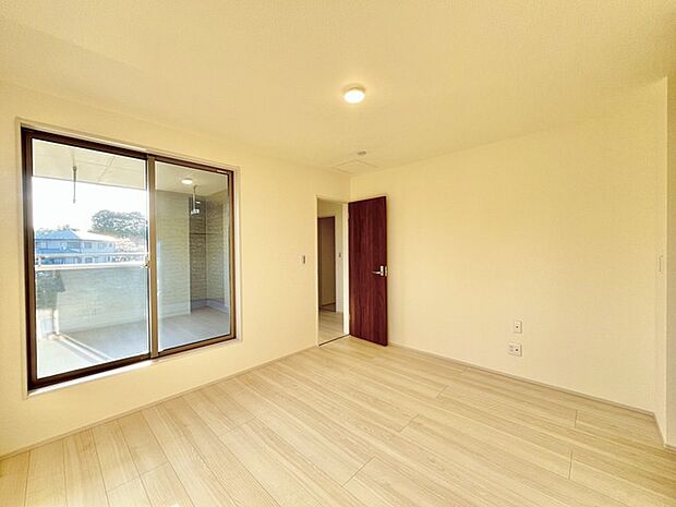 大きな開口部から明るい光が差し込む、日中の室内の明るさがこの部屋の魅力です。