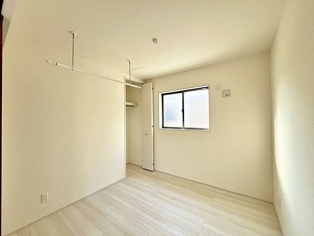 どんな家具にでも相性が良い清潔感ある白色調のクロスを採用。主張しすぎない配色、耐久性にも優れた床材は日々のメンテナンスも楽に、快適に過ごして頂けるよう考えられています。