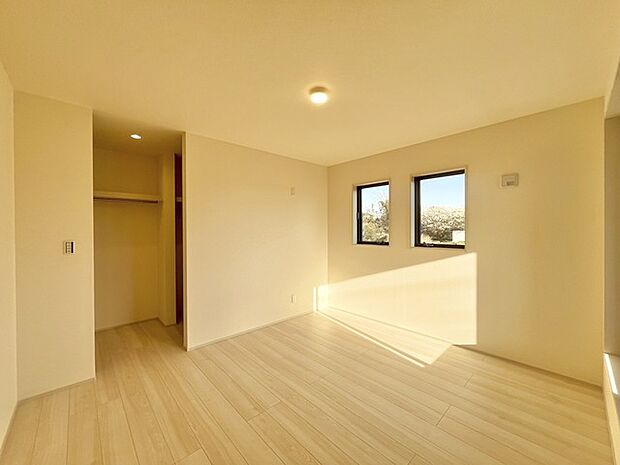 広々収納で、仕事着、普段着をまとめて収納できます。