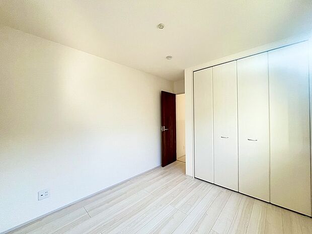 広々収納で、仕事着、普段着をまとめて収納できます。