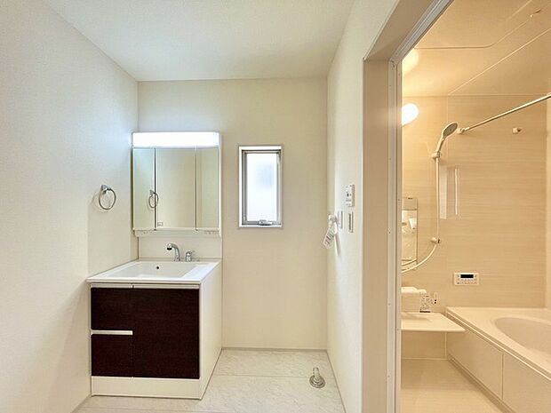 使い勝手の良い洗面台、窓があることで換気もしやすく清潔感のある空間を保てます。