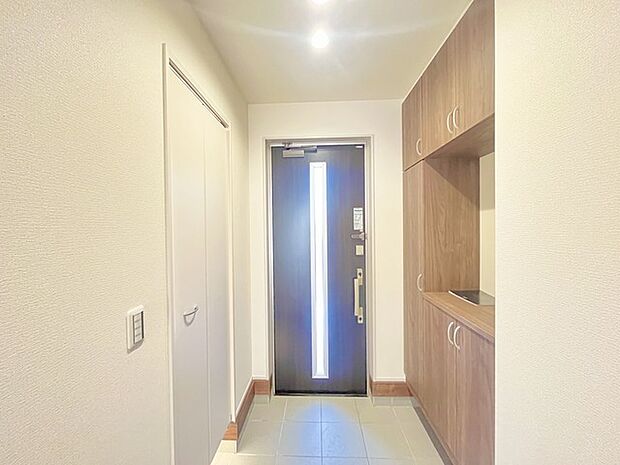 明るく開放的な玄関、靴の脱ぎ履きもしやすく、収納も豊富でご家族皆様の靴をスッキリ収納できます。