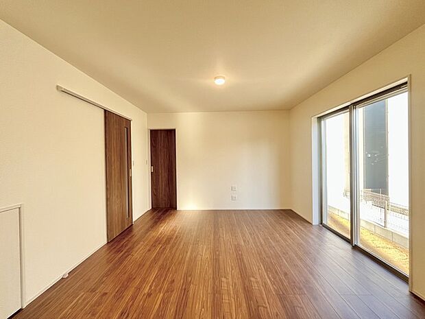 家族団欒のリビング。陽光差し込む食卓には家族の会話とスマイルが溢れます。いつまでもここで食卓を囲みたくなる、そう感じさせてくれるスペース。