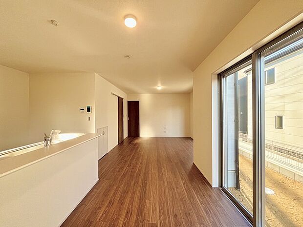 家族や友人、両親、親戚とこれから沢山の時間を紡ぐのだろう。そこを彩るのは窓から見える青い空、心地よい緑。そんなイメージが膨らむリビングスペース。