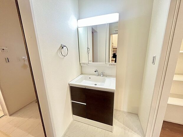 お出かけ前の身だしなみに一歩差がつく三面鏡。ミラー裏にはたっぷり収納もございます。