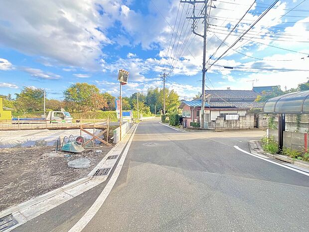 6m幅員の道路に面しておりお車の運転が苦手な方でも安心して出入りいただけます。