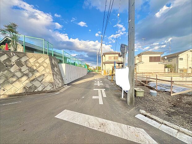 セカンドカーや来客時にも便利なカースペース2台分ございます。