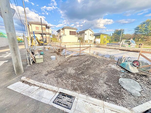 前面道路は広く、駐車がしやすいです。駐車スペース2台分ございます。 