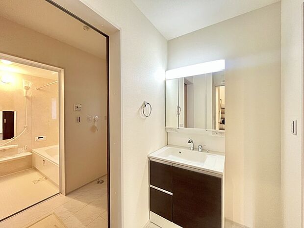 ゆとりの洗面スペースで朝の身支度もスムーズに行えます。