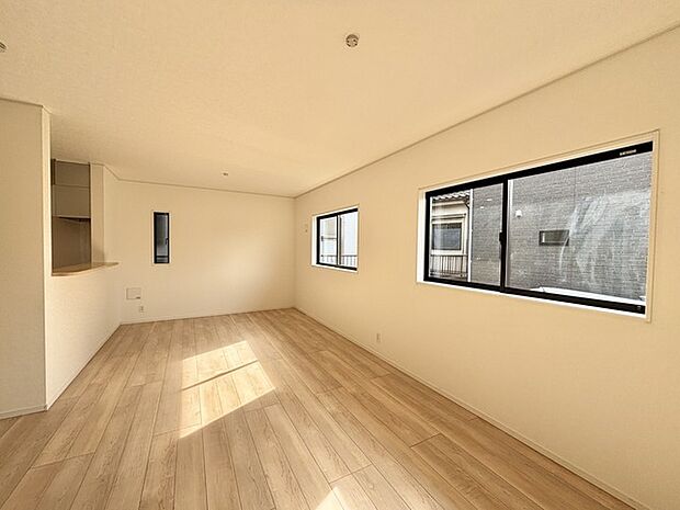 家族団欒のリビング。陽光差し込む食卓には家族の会話とスマイルが溢れます。いつまでもここで食卓を囲みたくなる、そう感じさせてくれるスペース。