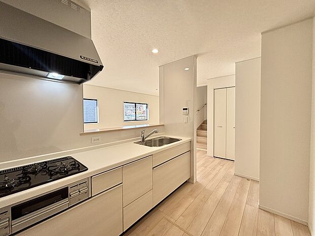 家族が一番集まる場所だから広々としつつも素敵な空間であって欲しい。皆がくつろぐリビングからキッチンまでが一つに繋がる空間。