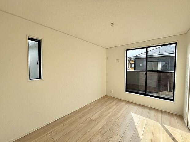 どんな家具にでも相性が良い清潔感ある白色調のクロスを採用。主張しすぎない配色、耐久性にも優れた床材は日々のメンテナンスも楽に、快適に過ごして頂けるよう考えられています。 