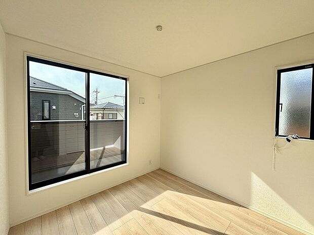 どんな家具にでも相性が良い清潔感ある白色調のクロスを採用。主張しすぎない配色、耐久性にも優れた床材は日々のメンテナンスも楽に、快適に過ごして頂けるよう考えられています。