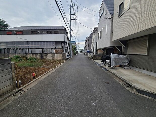 戸建てが立ち並ぶ静かな住宅街。四季折々の移り変わりを感じながら自然と楽しみ、暮らす、そんな毎日を日々の中で感じられる住環境 