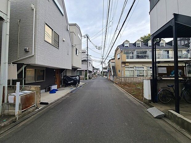 戸建てが立ち並ぶ静かな住宅街。四季折々の移り変わりを感じながら自然と楽しみ、暮らす、そんな毎日を日々の中で感じられる住環境 