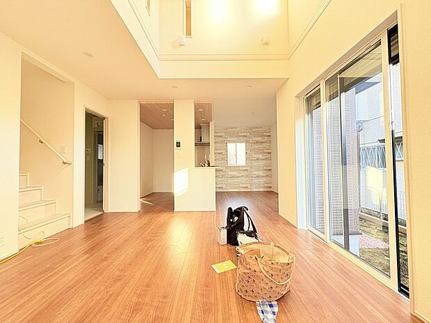 明るく、開放感もあり、冬は暖気が上昇しやすい吹き抜けリビング。 