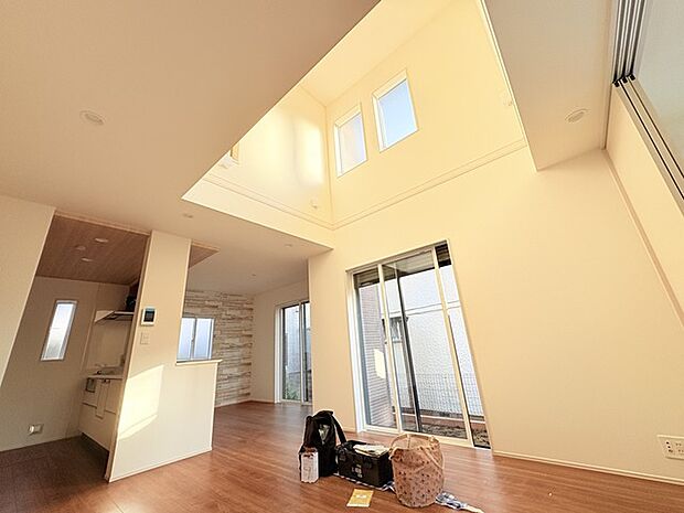 開放感ある上部の吹き抜けは、より高い場所からの陽を取り込み四季折々に室内を演出してくれます。 