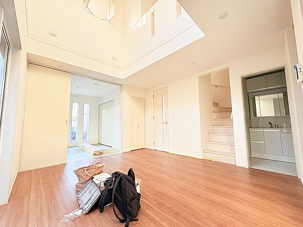 家族団欒のリビング。陽光差し込む食卓には家族の会話とスマイルが溢れます。いつまでもここで食卓を囲みたくなる、そう感じさせてくれるスペース。 